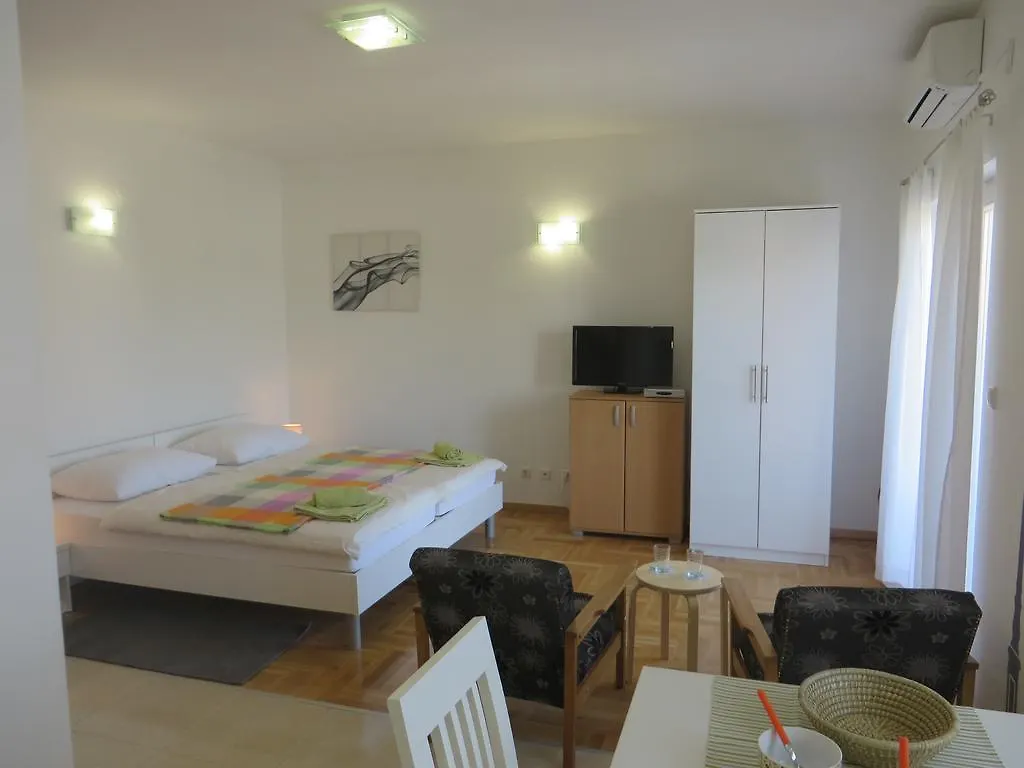 Filipovic Apartments With Pool Biograd Na Moru